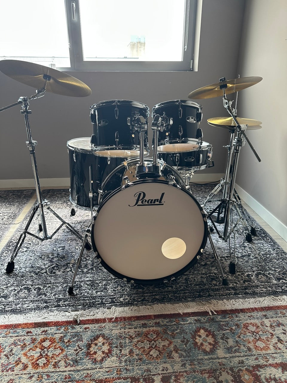 Pearl Roadshow 5-piece Acoustic Drumkit — 22" Jet Black (pre-owned)