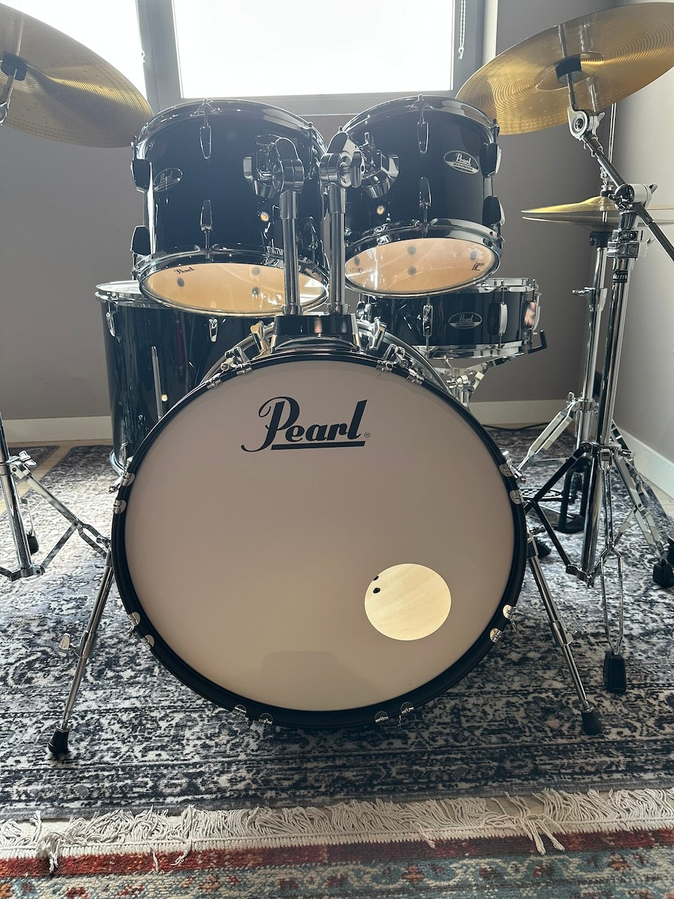 Pearl Roadshow 5-piece Acoustic Drumkit — 22" Jet Black (pre-owned)