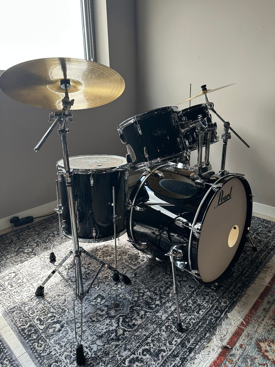 Pearl Roadshow 5-piece Acoustic Drumkit — 22" Jet Black (pre-owned)