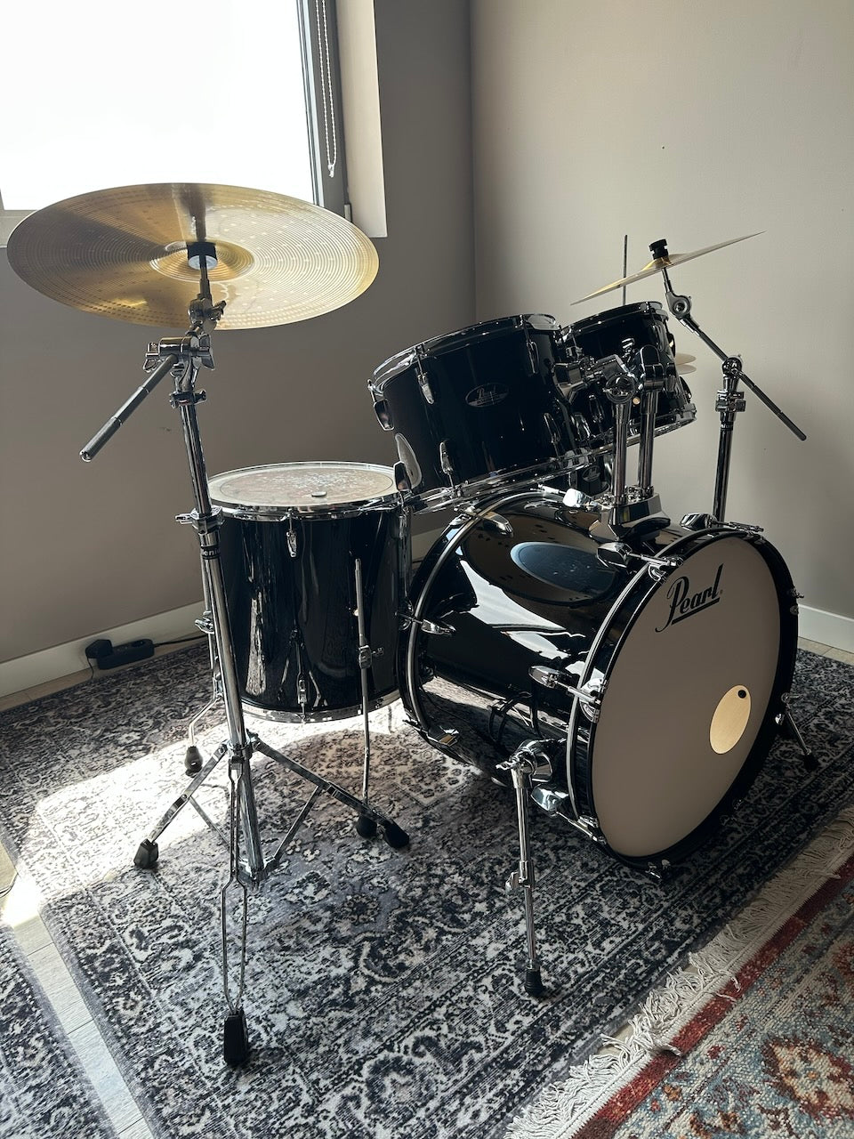 Pearl Roadshow 5-piece Acoustic Drumkit — 22" Jet Black (pre-owned)