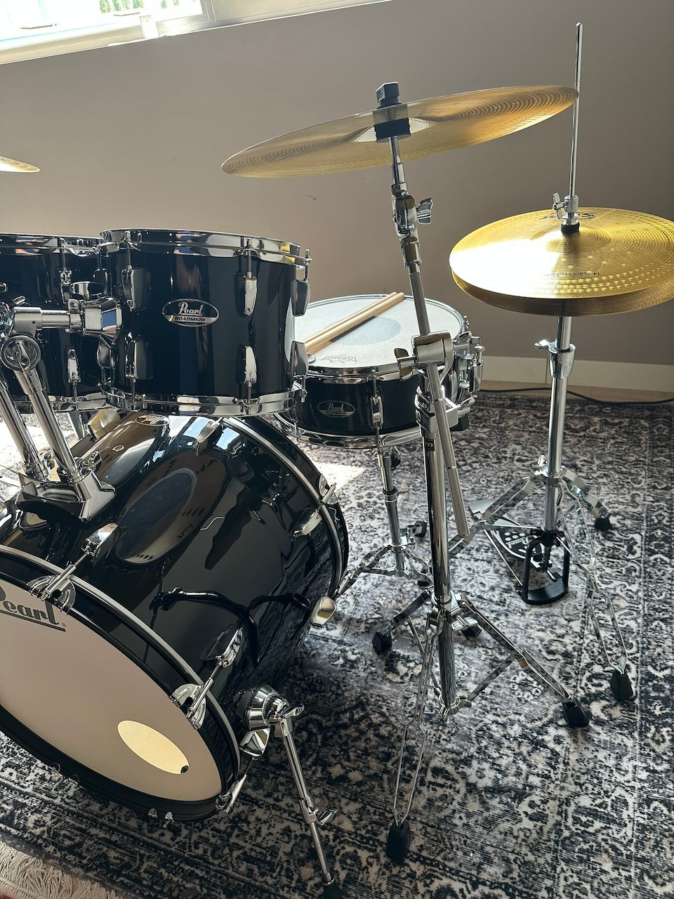 Pearl Roadshow 5-piece Acoustic Drumkit — 22" Jet Black (pre-owned)