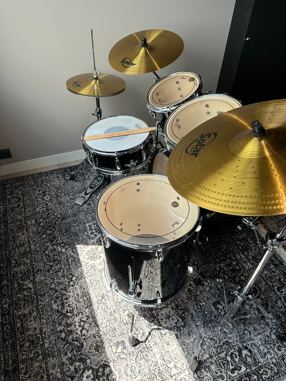 Pearl Roadshow 5-piece Acoustic Drumkit — 22" Jet Black (pre-owned)