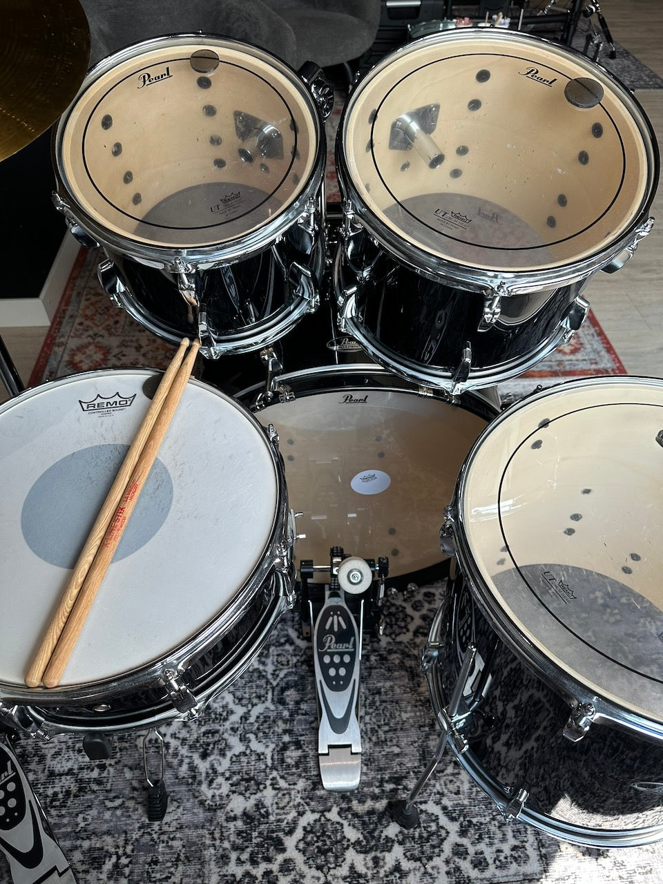 Pearl Roadshow 5-piece Acoustic Drumkit — 22" Jet Black (pre-owned)