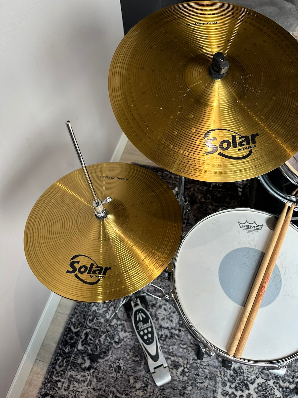 Pearl Roadshow 5-piece Acoustic Drumkit — 22" Jet Black (pre-owned)
