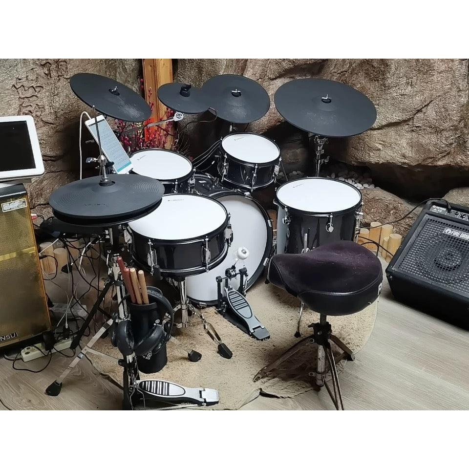 Lemon 13 inch wooden mesh head floor tom in a drum kit with black sparkling finish and realistic wooden shell