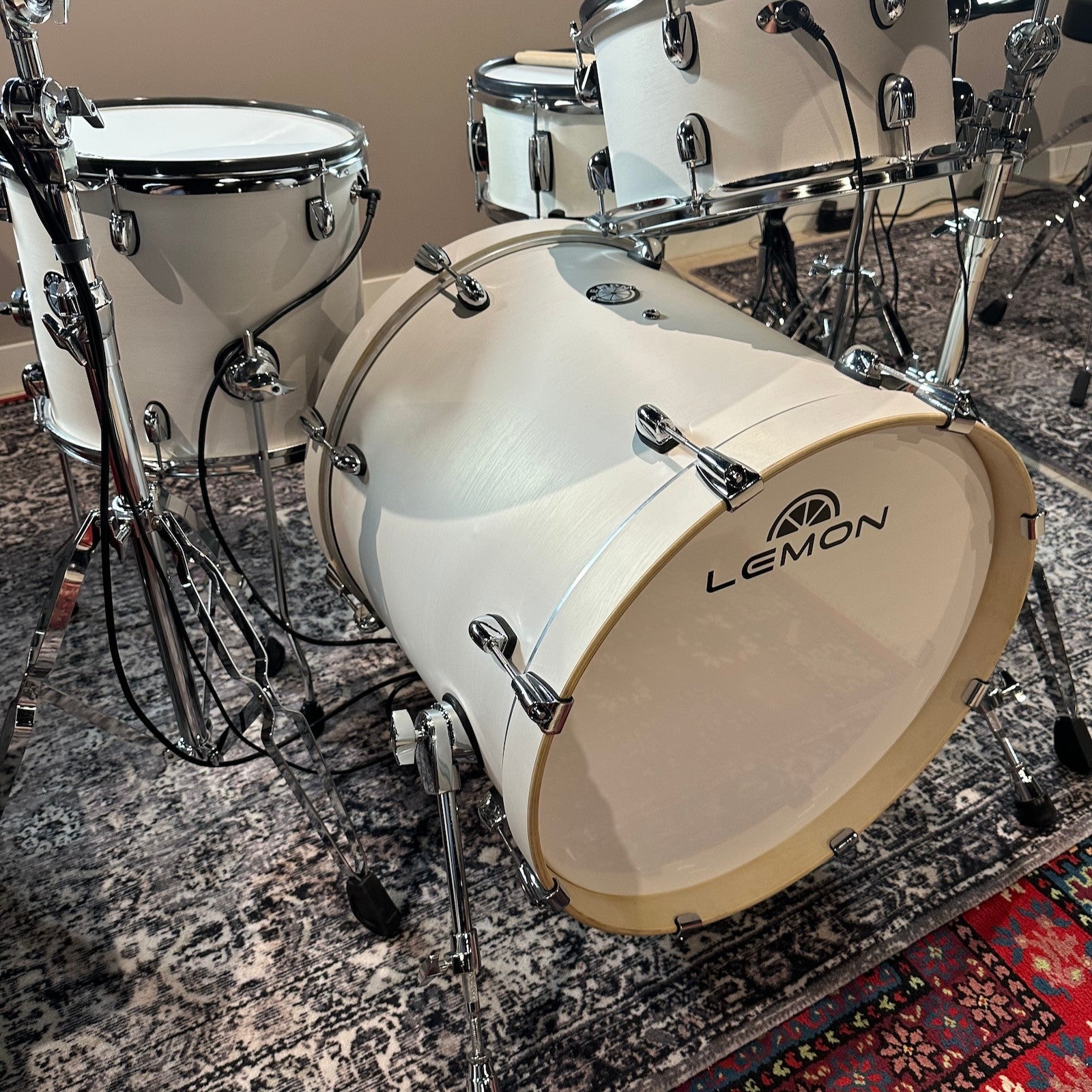 Lemon Cocktail shell set with full-size wooden shells and dual-ply mesh heads on a patterned rug