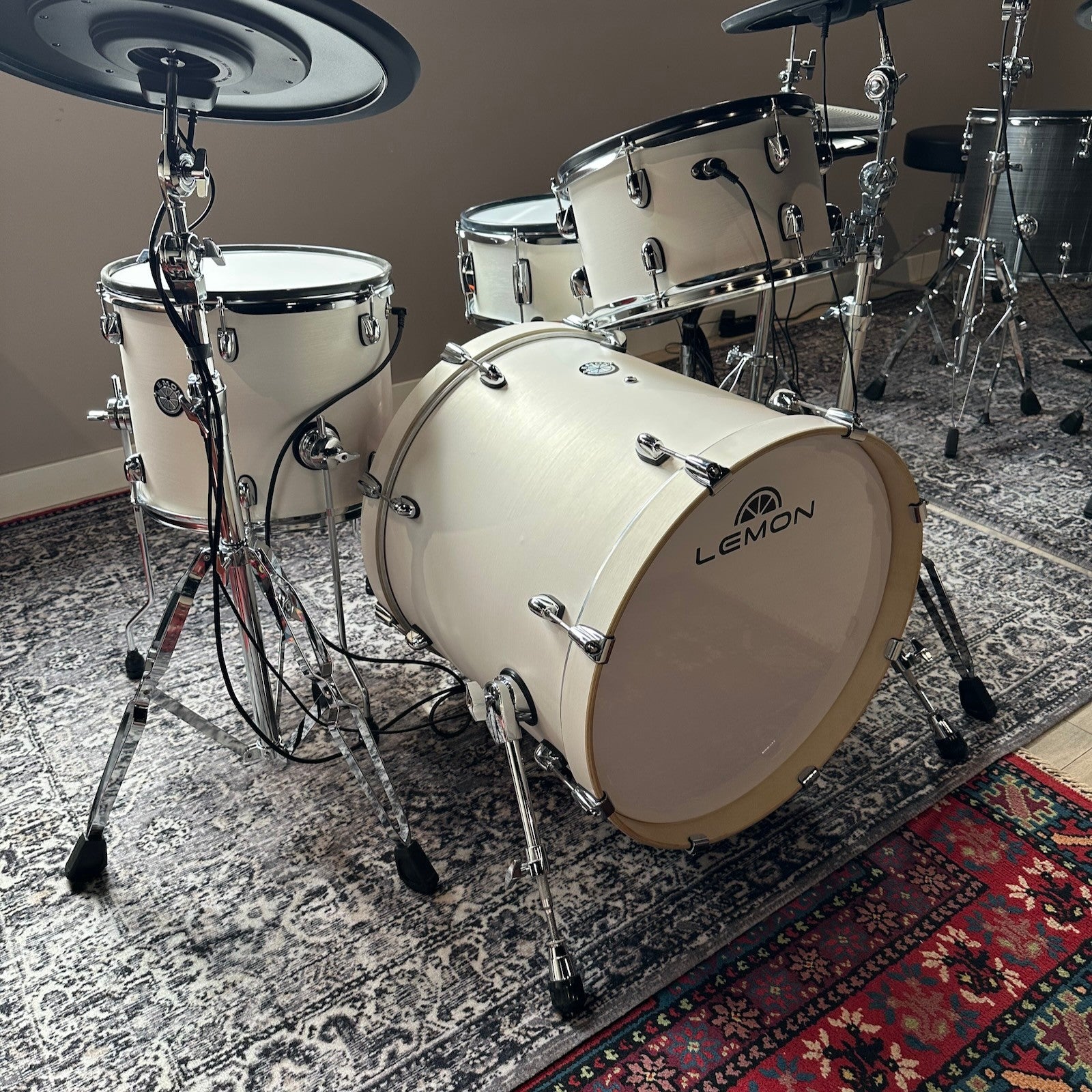 Lemon Cocktail shell set with full-size wooden shells and dual-ply mesh heads on patterned rugs in a room.